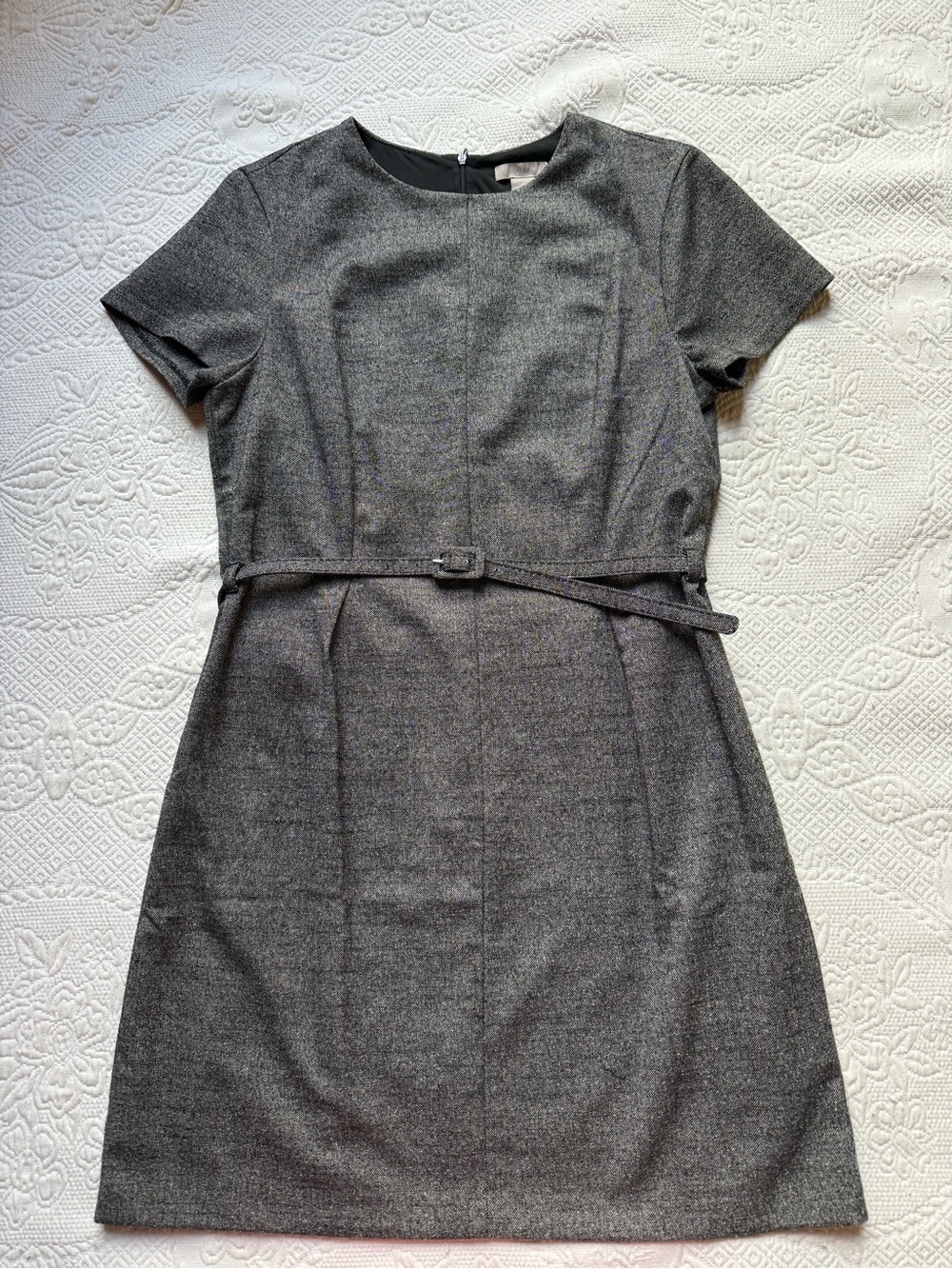 Classic Grey Short-Sleeve Sheath Dress with Belt Size M